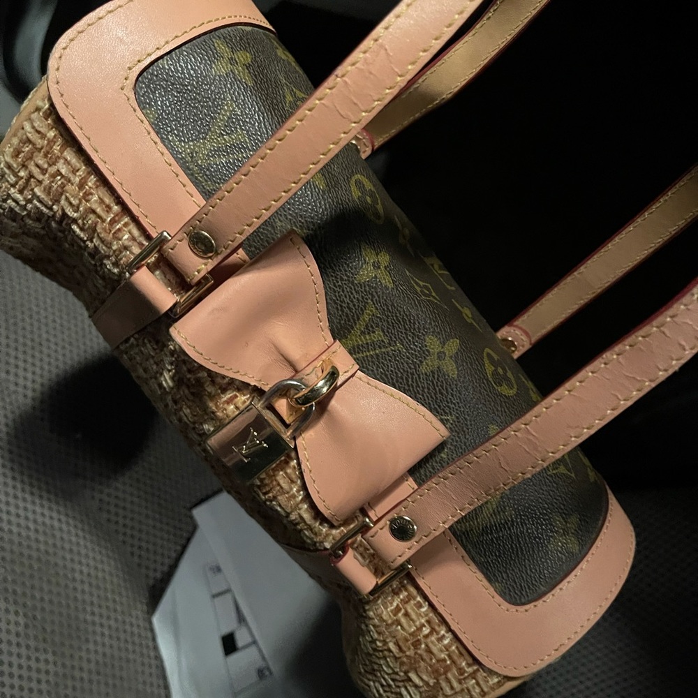 Cylinder hybrid interesting purse like new